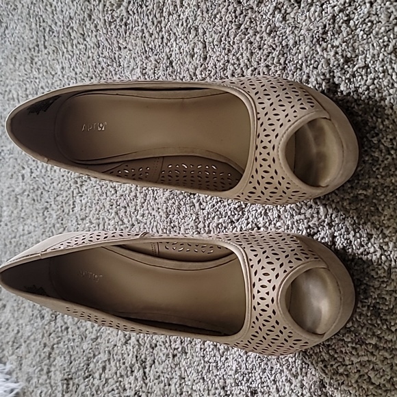 Apt. 9 heels - Picture 4 of 4